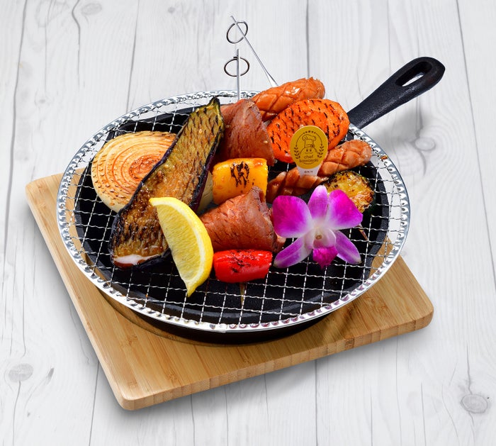 コックカワサキの豪快！ ビーチサイドBBQ（アルティメットソース付）2,090円／提供画像