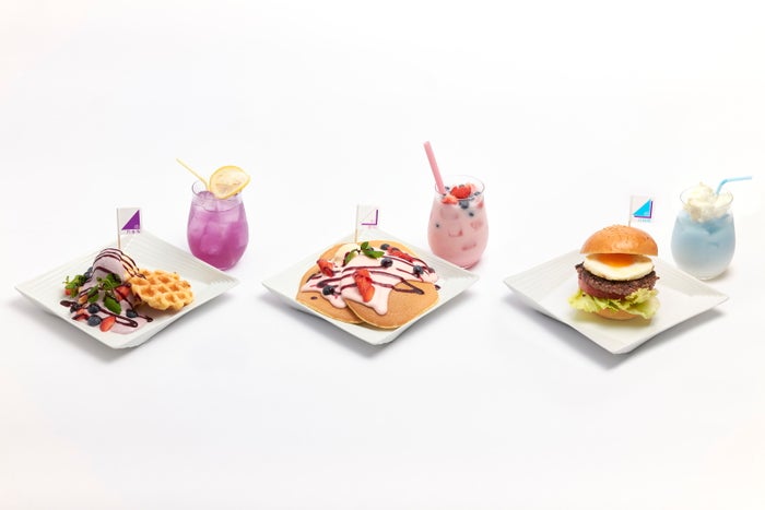 【肉酒場ガブガブ（10月31日までKABUKI BURGER &amp; TACOS）】乃木坂ブルーベリーワッフル＆レモネードのセット1,540円、櫻坂ストロベリーパンケーキ＆櫻ミルクのセット1,540円、日向坂ハンバーガー＆空色ミルクのセット1,980円（各税込）（C）乃木坂 46LLC （C）Seed ＆ FlowerLLC